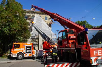 Sattelzug reisst Geruest um in Stuttgart